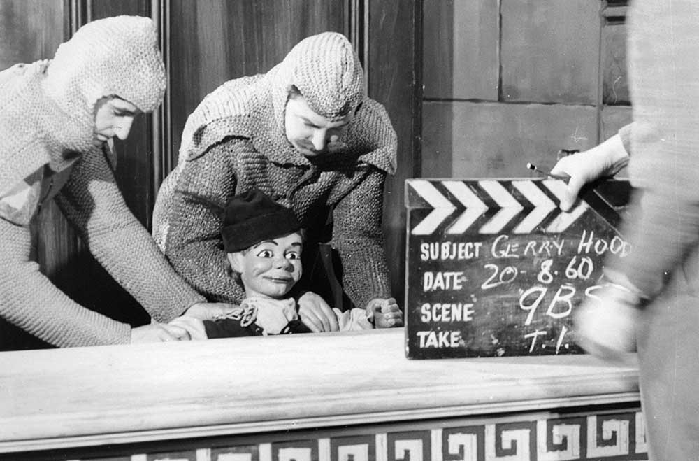 Gerry Gee is taken prisoner in “Gerry Hood”. Denzil Howson is holding the clapper board, indicating the shooting date as 20th August 1960. The Adventures of Gerry Gee was produced on 16mm film.